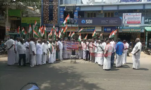 பாப்பிரெட்டிப்பட்டியில்காங்கிரஸ் கட்சியினர் ஆர்ப்பாட்டம் பாப்பிரெட்டிப்பட்டியில்காங்கிரஸ் கட்சியினர் ஆர்ப்பாட்டம்