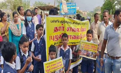 சாலையை சீரமைக்க கோரி மாணவர்கள் மறியல்
