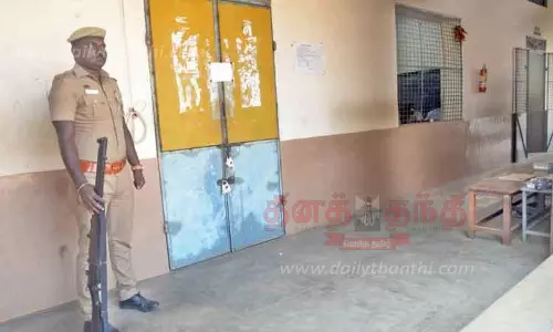 வினாத்தாள் வைக்கப்பட்ட அறைகளுக்கு துப்பாக்கி ஏந்திய போலீஸ் பாதுகாப்பு