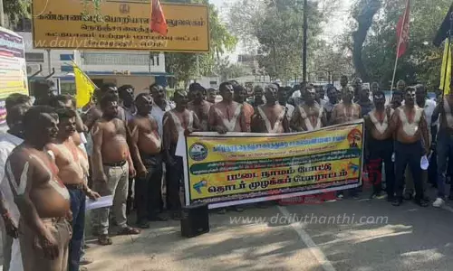 சாலை பணியாளர்கள் நூதன முறையில் ஆர்ப்பாட்டம்