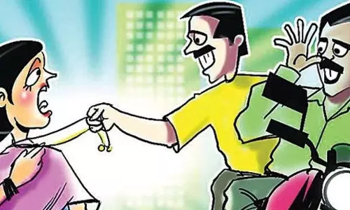 வீட்டில் தூங்கி கொண்டிருந்த பெண்ணிடம் நகை பறிப்பு