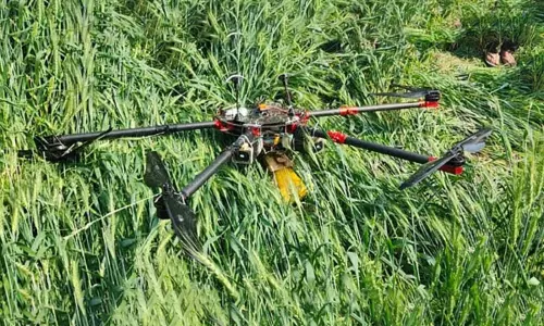 பஞ்சாப் எல்லையில் மீண்டும் சம்பவம் ஏ.கே. துப்பாக்கியை சுமந்து வந்த பாகிஸ்தான் டிரோன்