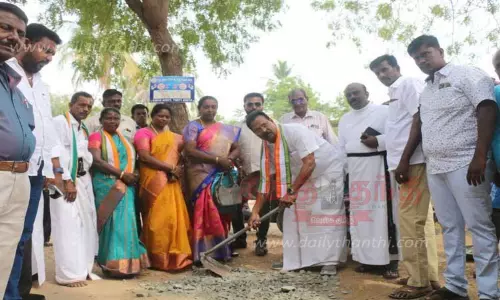 ரூ.10 லட்சத்தில் சாலை அமைக்கும் பணி; ரூபி மனோகரன் எம்.எல்.ஏ. தொடங்கி வைத்தார்.