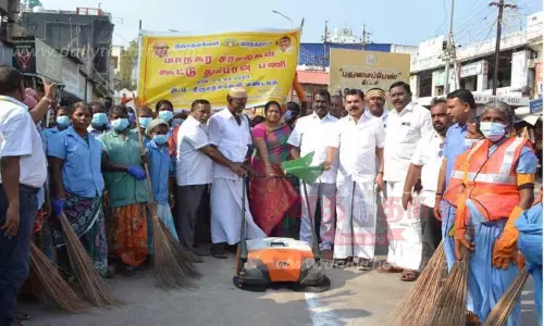சாலைகளை தூய்மைப்படுத்தும் பணி; மேயர் சரவணன் தொடங்கி வைத்தார்