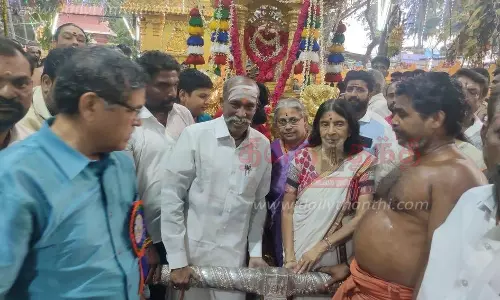 மண்டைக்காடு கோவிலில் திருவிதாங்கூர் மகாராணி தங்கரதம் இழுத்தார் மண்டைக்காடு கோவிலில் திருவிதாங்கூர் மகாராணி தங்கரதம் இழுத்தார்