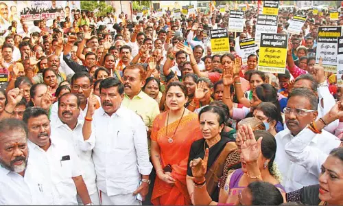 அண்ணாமலை மீது வழக்கு: பா.ஜ.க. கண்டன ஆர்ப்பாட்டம் -குஷ்பு பரபரப்பு பேச்சு