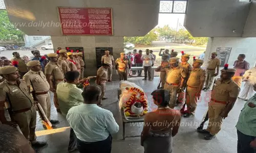 போலீஸ் இன்ஸ்பெக்டர் உடலுக்கு 21 குண்டுகள் முழங்க மரியாதை