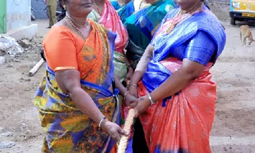 மகளிர் தின விழா கொண்டாடி மகிழ்ந்த பெண்கள் மகளிர் தின விழா கொண்டாடி மகிழ்ந்த பெண்கள்