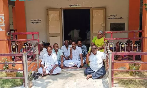 ஆண்டிப்பட்டி ஒன்றிய அலுவலகத்தில் தி.மு.க. மாவட்ட கவுன்சிலர், ஊராட்சி தலைவருடன் பொதுமக்கள் தர்ணா