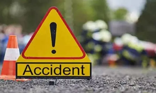 மோட்டார் சைக்கிள் மீது ஜீப் மோதல்; கல்லூரி மாணவர்கள் 3 பேர் படுகாயம்