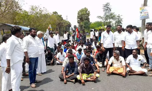 வக்கீல் உள்பட 5 பேர் கைது