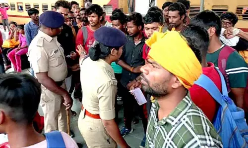 திருச்சியில் ஹவுரா எக்ஸ்பிரஸ் ரெயிலில் சாதாரண டிக்கெட் எடுத்து முன்பதிவு பெட்டியில் ஏறிய வடமாநிலத்தினரால் பரபரப்பு