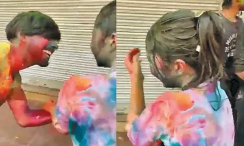 டெல்லியில் ஹோலி கொண்டாட்டத்தில் ஜப்பானிய பெண்ணிடம் வாலிபர்கள் அத்துமீறல்; சமூக வலைதள வீடியோவால் அதிர்ச்சி