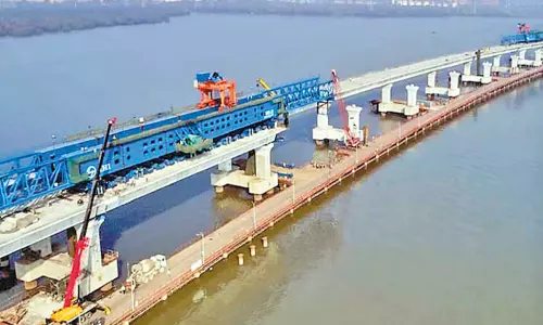 மும்பை-புனே விரைவு சாலையுடன் கடல்வழி மேம்பாலத்தை இணைக்க திட்டம்