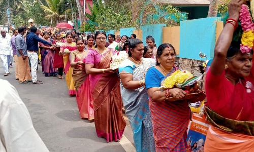 மண்டைக்காடு  பகவதியம்மன் கோவிலில் பெரிய சக்கர தீவட்டி ஊர்வலம்