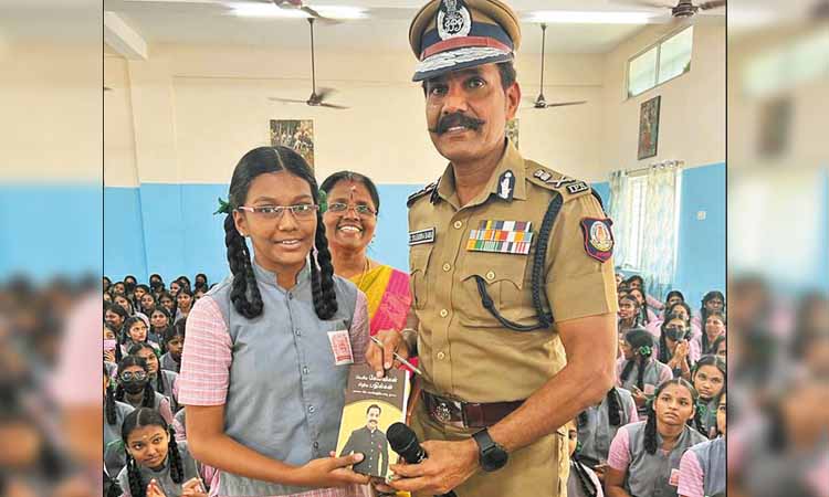 'நான் முதல்வன்' திட்டத்தின் கீழ் பள்ளி மாணவிகளுடன் டி.ஜி.பி. சைலேந்திரபாபு கலந்துரையாடல்