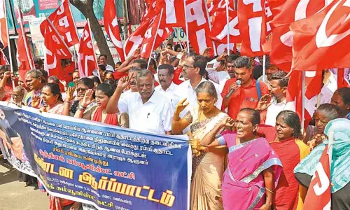 ஆன்லைன் சூதாட்ட தடை மசோதாவுக்கு ஒப்புதல் அளிக்காவிட்டால் கவர்னர் செல்லும் இடங்களில் எல்லாம் கருப்புகொடி காட்டுவோம் - முத்தரசன் அறிவிப்பு ஆன்லைன் சூதாட்ட தடை மசோதாவுக்கு ஒப்புதல் அளிக்காவிட்டால் கவர்னர் செல்லும் இடங்களில் எல்லாம் கருப்புகொடி காட்டுவோம் - முத்தரசன் அறிவிப்பு