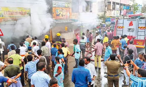 பொன்னேரியில் மோட்டார் சைக்கிள் பழுதுநீக்கும் கடையில் தீ விபத்து - தீயணைப்பு வீரர்கள் போராடி அணைத்தனர்