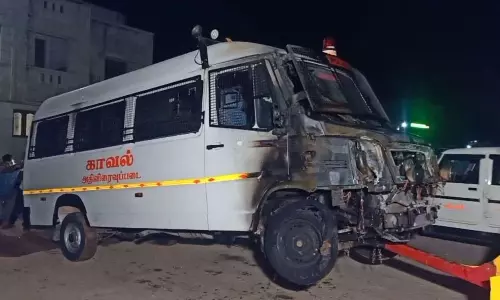 போலீஸ் வாகனம் தீப்பிடித்து எரிந்தது