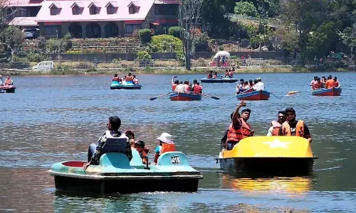 கொடைக்கானலில் குவிந்த சுற்றுலா பயணிகள்; நட்சத்திர ஏரியில் படகு சவாரி செய்து உற்சாகம்