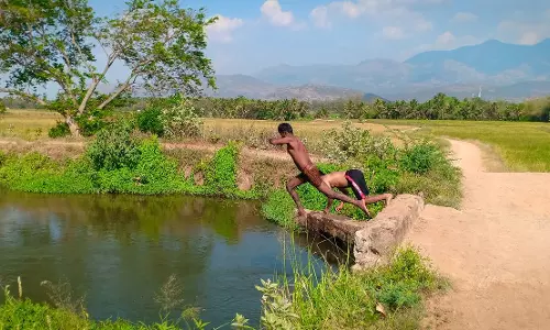 வாய்க்காலில் குளித்து மகிழும் சிறுவர்கள் வாய்க்காலில் குளித்து மகிழும் சிறுவர்கள்