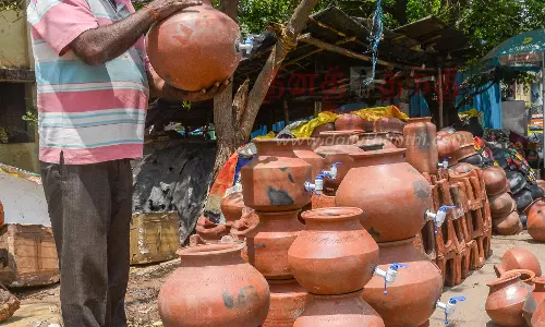 தஞ்சையில், குழாய் பொருத்திய மண்பானை விற்பனை மும்முரம்