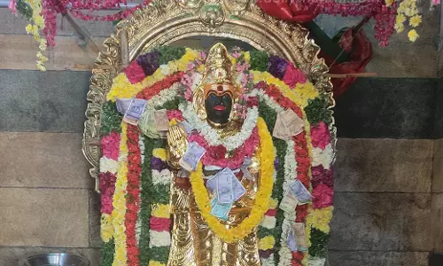 ஆரியூரில்முத்துசாமிக்கு தங்ககவசம் அணிவிக்கும் நிகழ்ச்சி