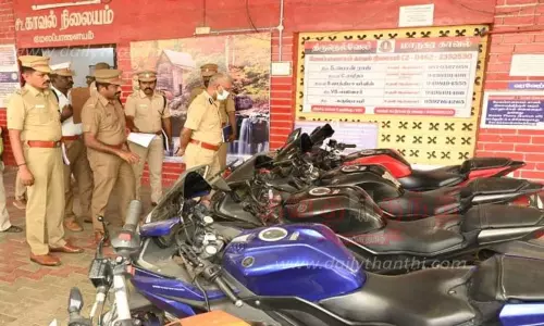 ஹெல்மெட்டில் கேமரா பொருத்தி மோட்டார் சைக்கிளில் சாகசம் செய்த வாலிபர்கள்
