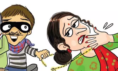 ஈரோட்டில் பட்டப்பகலில் நூதன திருட்டு:போலீஸ்போல் நடித்து மூதாட்டியிடம் 6½ பவுன் நகை அபேஸ் ஈரோட்டில் பட்டப்பகலில் நூதன திருட்டு:போலீஸ்போல் நடித்து மூதாட்டியிடம் 6½ பவுன் நகை அபேஸ்