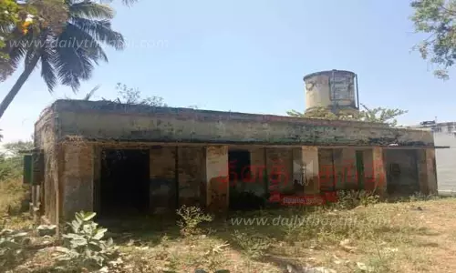 பவானிசாகர் அருகே இடியும் நிலையில் அரசு பள்ளிக்கூட கட்டிடம் பவானிசாகர் அருகே இடியும் நிலையில் அரசு பள்ளிக்கூட கட்டிடம்