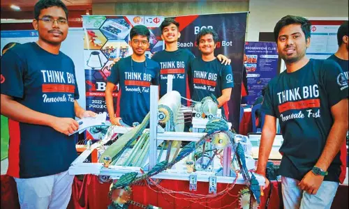 கடற்கரையை சுத்தப்படுத்தும் ரோபோ, காடுகளை வளர்க்கும் டிரோன்; ஐ.ஐ.டி. மாணவர்களின் கண்டுபிடிப்புகள் கடற்கரையை சுத்தப்படுத்தும் ரோபோ, காடுகளை வளர்க்கும் டிரோன்; ஐ.ஐ.டி. மாணவர்களின் கண்டுபிடிப்புகள்