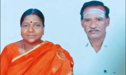 சாவிலும் இணைபிரியாத தம்பதி; கணவர் இறந்த அதிர்ச்சியில் மனைவி உயிரிழந்தார்