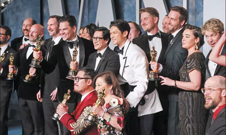 எவ்ரிதிங் எவ்ரிவேர் ஆல் அட் ஒன்ஸ் ஆங்கிலப்படத்துக்கு 7 ஆஸ்கார் விருது எவ்ரிதிங் எவ்ரிவேர் ஆல் அட் ஒன்ஸ் ஆங்கிலப்படத்துக்கு 7 ஆஸ்கார் விருது