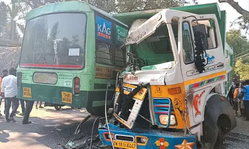 பஸ்-லாரி மோதிய விபத்தில் டிரைவர் பலி; 30 பேர் காயம்