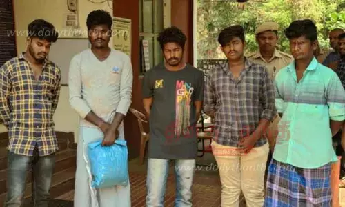 தனியார் நிறுவன ஊழியரை கல்லால் தாக்கிய 5 பேர் கைது