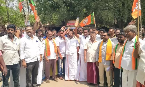 பெரியகுளம் நகராட்சி அலுவலகத்தை  பா.ஜ.க.வினர் முற்றுகை