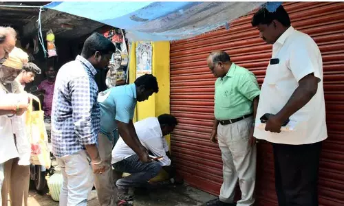 கள்ளக்குறிச்சியில்வாடகை செலுத்தாததால் 12 கடைகளுக்கு சீல்நகராட்சி அதிகாரிகள் நடவடிக்கை