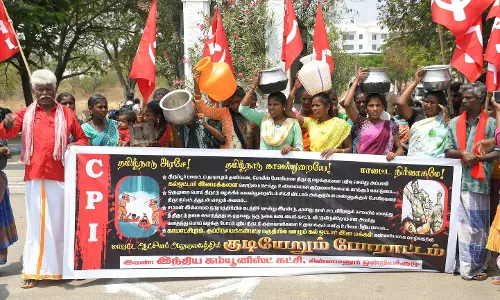 போலீசாரை கண்டித்து குடியேறும் போராட்டம்