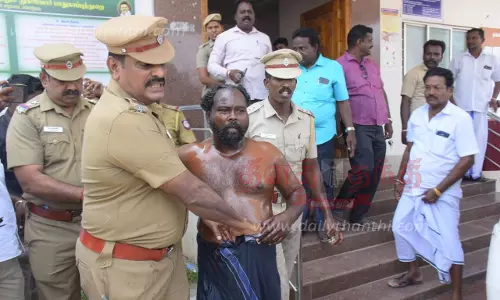மயிலாடுதுறை கலெக்டர் அலுவலகத்தில் தீக்குளிக்க முயன்ற மீன் வியாபாரி மயிலாடுதுறை கலெக்டர் அலுவலகத்தில் தீக்குளிக்க முயன்ற மீன் வியாபாரி