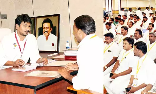 தி.மு.க. இளைஞரணியினருடன் அமைச்சர் உதயநிதி ஸ்டாலின் நேர்காணல்