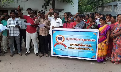 தாலுகா அலுவலகங்கள் முன்பு கிராம நிர்வாக அலுவலர்கள் ஆர்ப்பாட்டம்