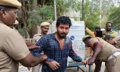 நெல்லை கலெக்டர் அலுவலகத்தில் உடலில் மண்எண்ணெய் ஊற்றி வாலிபர் தீக்குளிக்க முயற்சி