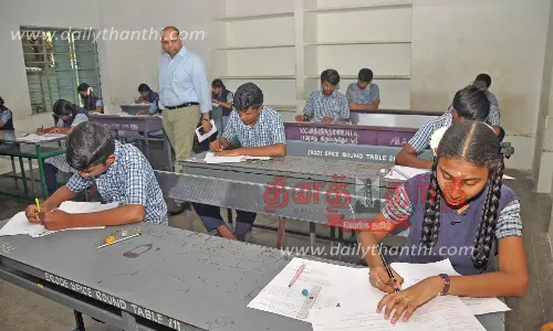 பிளஸ்-2 தேர்வுக்காக உற்சாகமாக சென்ற மாணவ-மாணவிகள்: ஈரோடு மாவட்டத்தில் 22 ஆயிரத்து 604 பேர் எழுதினார்கள்- 2,290 பேர் எழுதவில்லை
