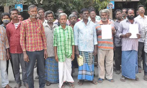 ஈரோட்டில் இடைத்தேர்தலுக்காக மூடப்பட்ட டாஸ்மாக் கடையை மீண்டும் திறக்க வேண்டும்- கலெக்டரிடம், மதுப்பிரியர்கள் மனு