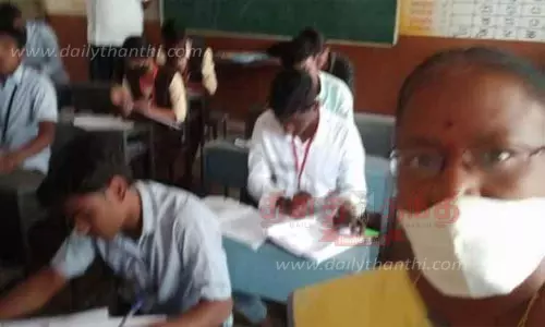 பி.யூ.சி. 2-ம் ஆண்டு தேர்வின்போது தேர்வு அறையில் செல்பி எடுத்த பெண் கண்காணிப்பாளர்