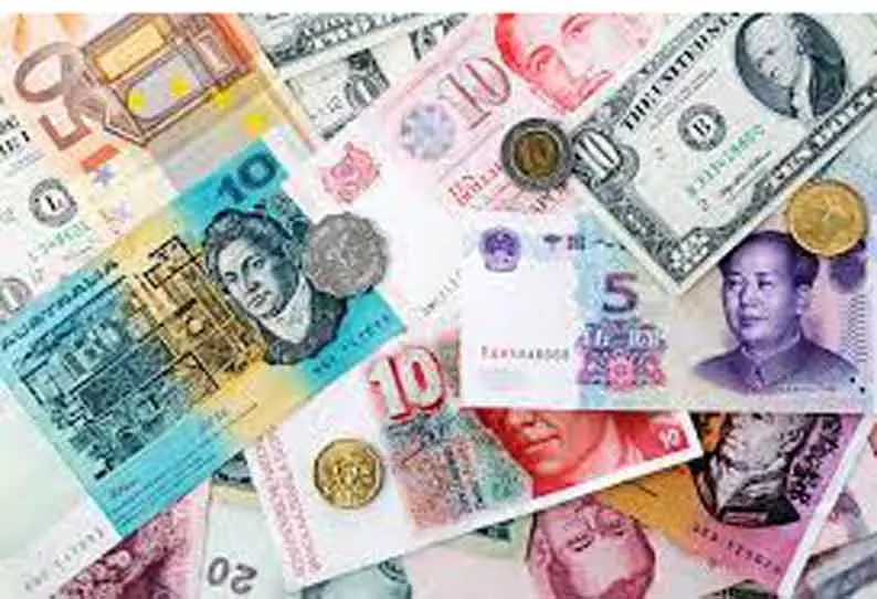 விமான நிலையத்தில் ரூ.1½ கோடி வெளிநாட்டு கரன்சிகள் பறிமுதல்- 2 பெண்கள் உள்பட 3 பேர் கைது விமான நிலையத்தில் ரூ.1½ கோடி வெளிநாட்டு கரன்சிகள் பறிமுதல்- 2 பெண்கள் உள்பட 3 பேர் கைது