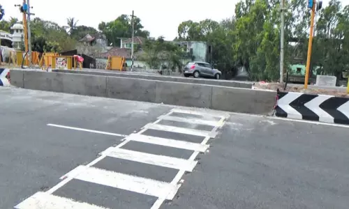 நெம்மேலி-திருப்போரூர் சாலை வளைவு பகுதியில் தடுப்பு சுவர்; தொடர் விபத்து காரணமாக நடவடிக்கை