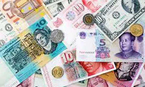 விமான நிலையத்தில் ரூ.1½ கோடி வெளிநாட்டு கரன்சிகள் பறிமுதல்- 2 பெண்கள் உள்பட 3 பேர் கைது விமான நிலையத்தில் ரூ.1½ கோடி வெளிநாட்டு கரன்சிகள் பறிமுதல்- 2 பெண்கள் உள்பட 3 பேர் கைது