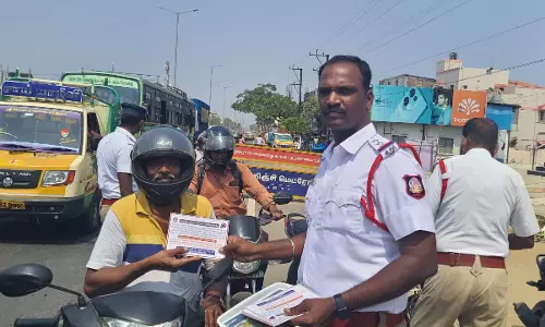 ஹெல்மெட் அணிந்து வந்தவர்களுக்கு இனிப்புகள் வழங்கி நூதன விழிப்புணர்வு