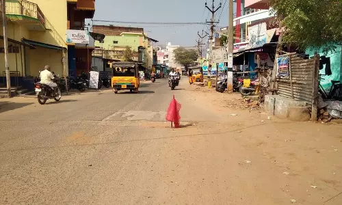 கடமலைக்குண்டுவில்சாலை பள்ளத்தால் தொடர் விபத்து